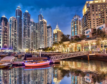 Photo pour Evening in Dubai Marina,Dubai,United Arab Emirates - image libre de droit