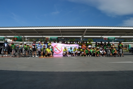 KO SAMUI, THAILAND - SEPTEMBER 22: Group of bikers volunteer on the location at Ko Samui in car free day on September 22, 2012 at Ko samui, Thailand.のeditorial素材
