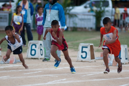 KO SAMUI,SURAT THANI - JULY 17 : Unidentified Thai students 13 - 16 years old athletes in action during sport day on July 17, 2013 in ko samui, Surat Thani, Thailand.のeditorial素材