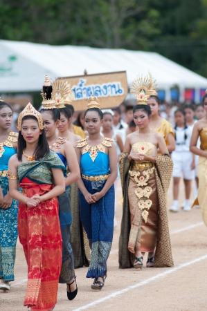 kO SAMUI,SURAT THANI - JULY 19 : Unidentified Thai students 13 - 16 years old  in ceremony uniform during sport parade  on July 19, 2012 in ko samui, Surat Thani, Thailand.のeditorial素材