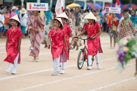 kO SAMUI,SURAT THANI - JULY 19 : Unidentified Thai students 13 - 16 years old  in ceremony uniform during sport parade  on July 19, 2012 in ko samui, Surat Thani, Thailand.のeditorial素材