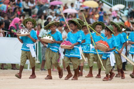 kO SAMUI,SURAT THANI - JULY 19 : Unidentified Thai students 13 - 16 years old  in ceremony uniform during sport parade  on July 19, 2012 in ko samui, Surat Thani, Thailand.のeditorial素材