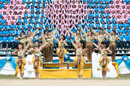 kO SAMUI,SURAT THANI - JULY 19 : Unidentified Thai students 13 - 16 years old  in ceremony uniform during sport parade  on July 19, 2012 in ko samui, Surat Thani, Thailand.のeditorial素材
