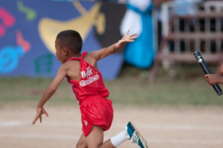 kO SAMUI,SURAT THANI - JULY 19 : Unidentified Thai students 13 - 16 years old athletes in action during sport day on July 19, 2012 in ko samui, Surat Thani, Thailand.のeditorial素材
