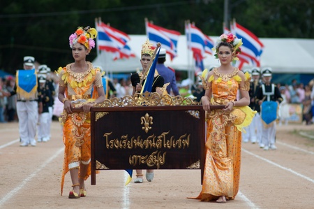 kO SAMUI,SURAT THANI - JULY 19 : Unidentified Thai students 13 - 16 years old  in ceremony uniform during sport parade  on July 19, 2012 in ko samui, Surat Thani, Thailand.のeditorial素材