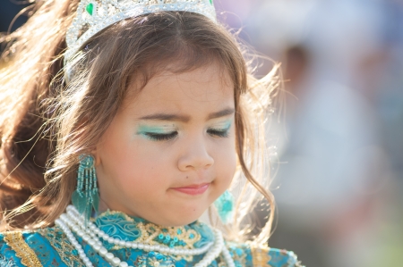 kO SAMUI,SURAT THANI - JULY 18 :Unidentified Thai students 4 - 6 years old in ceremony uniform during sport parade on July 18, 2012 in ko samui, Surat Thani, Thailand.のeditorial素材