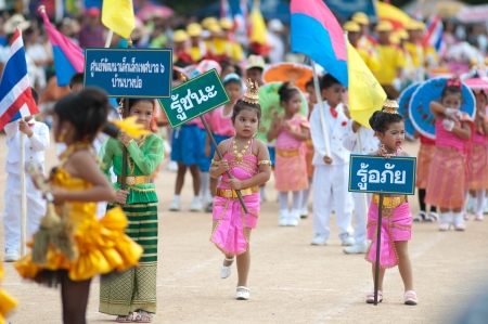 KO SAMUI,SURAT THANI - JULY 18 : Unidentified Thai students 4 - 7 years old in ceremony uniform during sport parade on July 18, 2012 in ko samui, Surat Thani, Thailand.のeditorial素材