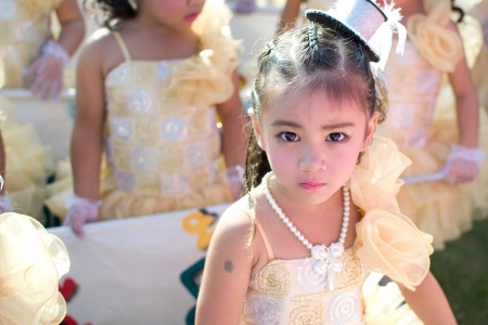 KO SAMUI,SURAT THANI - JULY 18 : Unidentified Thai students 4 - 7 years old in ceremony uniform during sport parade on July 18, 2012 in ko samui, Surat Thani, Thailand.のeditorial素材