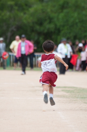 kO SAMUI,SURAT THANI - JULY 18 :Unidentified Thai students 4 - 6 years old athletes in action during sport day on July 18, 2012 in ko samui, Surat Thani, Thailand.のeditorial素材