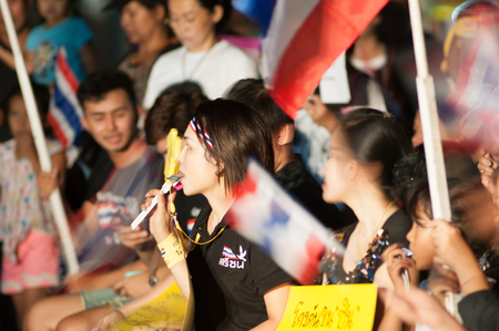 KO SAMUI - NOV 6: An unidentified anti-government protester joins a several hundred strong rally in opposition to a contentious government sponsored amnesty bill on Nov 6, 2013 in Ko samui, Suratthani, Thailand.のeditorial素材