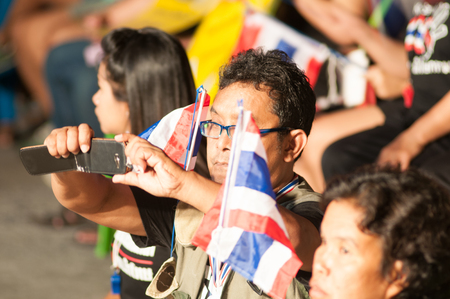KO SAMUI - NOV 6: An unidentified anti-government protester joins a several hundred strong rally in opposition to a contentious government sponsored amnesty bill on Nov 6, 2013 in Ko samui, Suratthani, Thailand.のeditorial素材