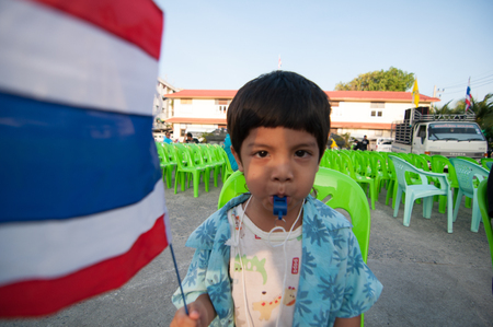 KO SAMUI - NOV 6: An unidentified anti-government protester joins a several hundred strong rally in opposition to a contentious government sponsored amnesty bill on Nov 6, 2013 in Ko samui, Suratthani, Thailand.のeditorial素材