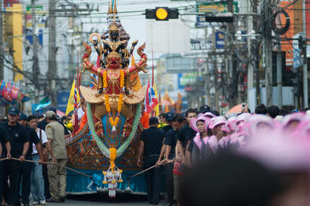 SURAT THANI - OCTOBER 20: "NGAN DUAN SIB" Traditional of buddhist festival; Decorations of the parade on October 20, 2013 in Surat Thani, Thailand.のeditorial素材