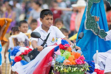 KO SAMUI,SURAT THANI - JULY 22 : Unidentified Thai students 4 - 8 years old in ceremony uniform during sport parade on July 22, 2014 in ko samui, Surat Thani, Thailand.のeditorial素材
