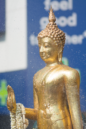 CHIANGMAI, THAILAND - APRIL 13: Foreigners and Thai people enjoy splashing water together in songkran festival on April 13, 2015in Chiangmai, Thailand.のeditorial素材