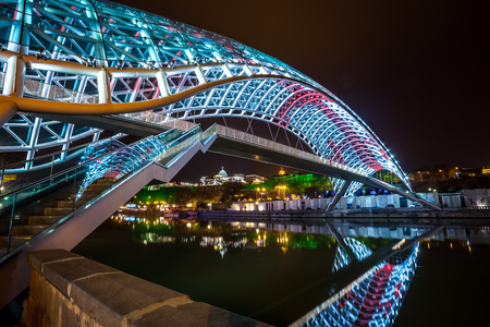 Pedestrian bridge of peace over the Mtkvari (Kura) River in Tbilisi - night shot.のeditorial素材