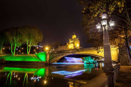 Night view of the church of Metekhi and a statue Vakhtang Gorgasali over the river Mtkvari (Kura), Metekhi Bridge, Tbilisi, Georgiaの写真素材