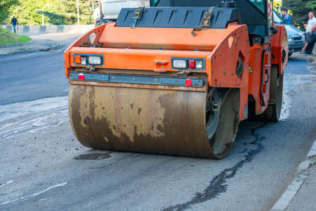 Asphalt road roller with heavy vibration roller compactor