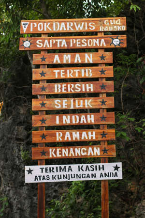 Labuan Bajo Indonesia, 5 April 2021 . A signboard before rangko cave , writen in bahasa indonesia means. Without rubbish this island is more beautifulのeditorial素材