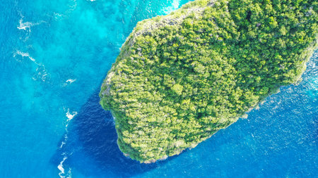 Top down aerial view of Kelingking Beach in Nusa Penida Island, beautiful ocean with azure blue water and mountains. Bali, Indonesiaの写真素材