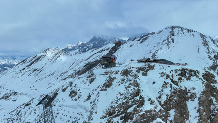 The Blauhorn-Rothorn cable car leaving the Rothorn stationの写真素材