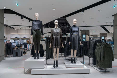 Moscow. Russia. November 26, 2020. The interior of the store of women's clothing. Mannequins in modern costumes.のeditorial素材