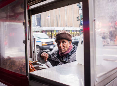 Nut Vendor At Food Truck On New York City Streetのeditorial素材