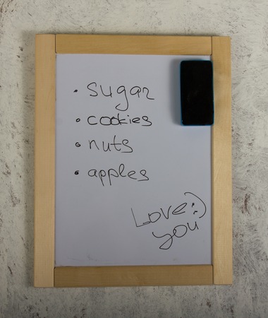 Message board hanging on a grey wall, shopping listの写真素材