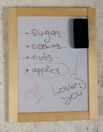Message board hanging on a grey wall, shopping listの写真素材