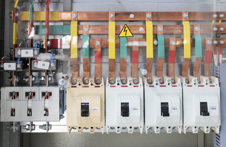 Low-voltage electrical control cabinet to the current high-power