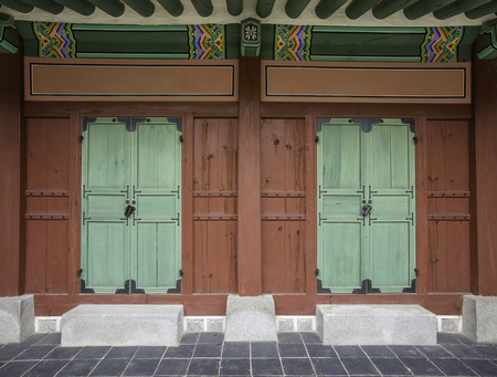 Traditional Korean style door at  Gyeongbokgung Palace in Seoul,South Korea.のeditorial素材