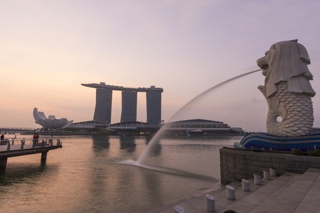The Merlion fountain spouts water in front of Marina Bay Sandのeditorial素材