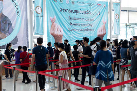 Thai people are lining up to get vaccinated against COVID-19 on 7/4/202. 10.32AM at Central Westgate shopping mall. Bangyai Nonthaburi thailandのeditorial素材