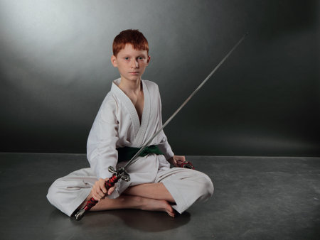 Yunny spotrsmen focuses seated before the attack, holds a sword on the handsの写真素材