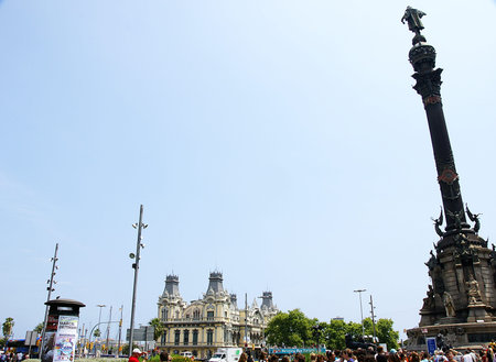 colon statue