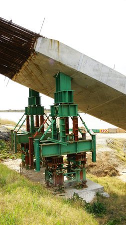 Provisional support for column of concrete in the construction of a bridge