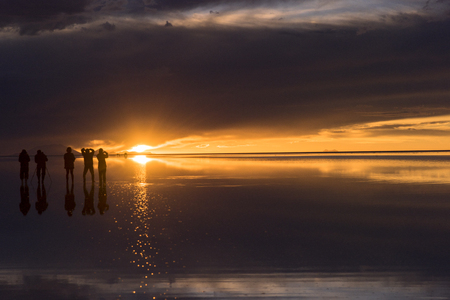 Sunset view of the salar de Uyuni Salt Lakeの写真素材