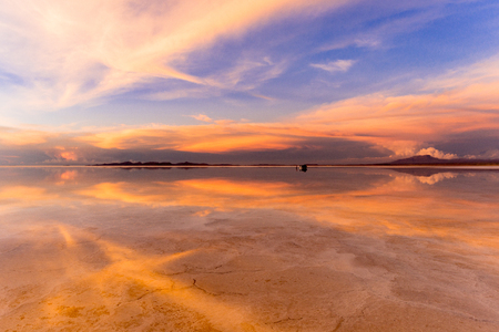 Sunset view of the salar de Uyuni Salt Lakeの写真素材