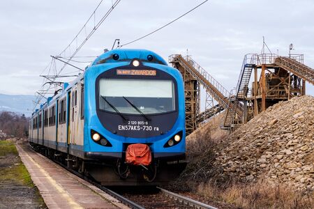 Zwardon, Poland - 13.01.2020: The EN57AKS electric train arrives at Zvardon station. Passenger rail transport, modern train at the station.のeditorial素材