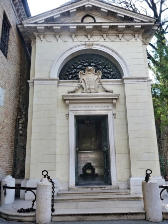 Italy Dante Alighieri tomb in Ravennaのeditorial素材