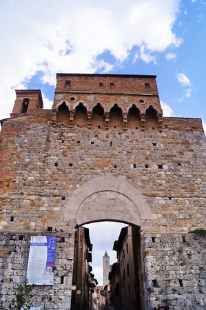 San Giovanni Gate, San Gimignano, Tuscany, Italyのeditorial素材