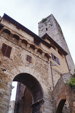 Becci Arch, San Gimignano, Tuscany, Italyのeditorial素材