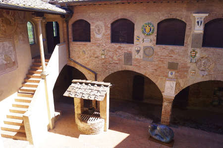 Courtyard of the Pretorio Palace or of the Vicariate in the ancient medieval village of Certaldo, Tuscany, Italyの写真素材