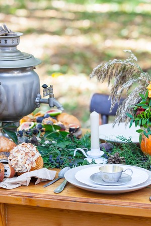 autumn russian tea party whith tea urn in the Parkの写真素材