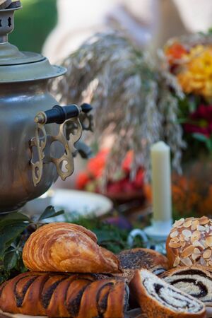 autumn russian tea party whith tea urn in the Parkの写真素材
