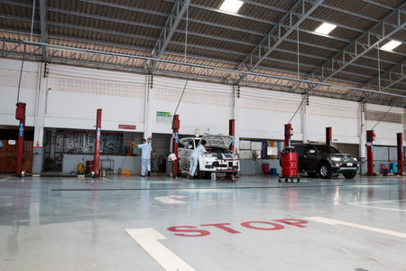 SUKHOTHAI - AUGUST 22:mechanic repairing a car at MItsubishi Motor Service station on August 22, 2015 in Sukhothai, Thailand.のeditorial素材