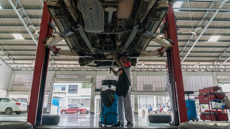 SUKHOTHAI - SEPTEMBER 24:mechanic repairing  car at MItsubishi Motor Service station on September 24, 2016 in Sukhothai, Thailand.のeditorial素材