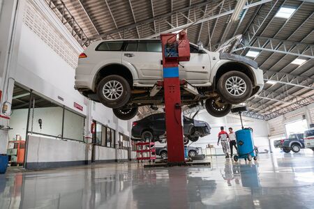 SUKHOTHAI - DECEMBER 23:mechanic repairing  car at MItsubishi Motor Service station on December 23, 2017 in Sukhothai, Thailand.のeditorial素材