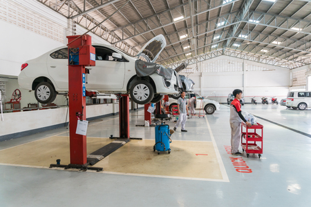 SUKHOTHAI - MAY 26:mechanic repairing car at MItsubishi Motor Service station on May 26, 2018 in Sukhothai, Thailand.のeditorial素材