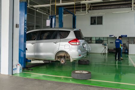 SUKHOTHAI - NOVEMBER 23:mechanic repairing car at Suzuki Motor Service station on November 23, 2018 in Sukhothai, Thailandのeditorial素材